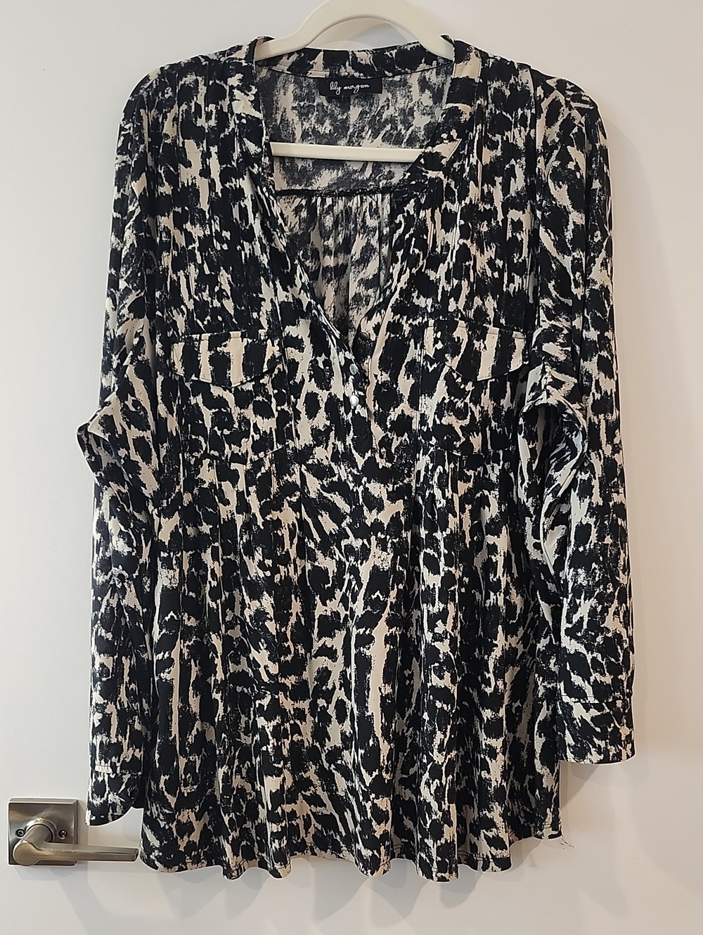 🔥 3/$25 🔥 P2P 27" Black and Cream Printed Women's Blouse